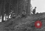 Image Troupes de US 16e Régiment d'infanterie Andreasberg avance vers St Allemagne, 1945, de la seconde 7 séquences d'archives historiques vidéo 65675041534