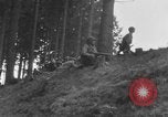 Image Troupes de US 16e Régiment d'infanterie Andreasberg avance vers St Allemagne, 1945, de la seconde 9 séquences d'archives historiques vidéo 65675041534