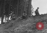 Image Troupes de US 16e Régiment d'infanterie Andreasberg avance vers St Allemagne, 1945, de la seconde 10 séquences d'archives historiques vidéo 65675041534