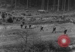 Image Troupes de US 16e Régiment d'infanterie Andreasberg avance vers St Allemagne, 1945, de la seconde 17 séquences d'archives historiques vidéo 65675041534