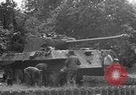 Standbild Deutsche Mark V Tank von den Amerikanern gefangengenommen Saint Lo Frankreich, 1944, aus Sekunde 50 historischem Filmmaterial Videoclip 65675041541