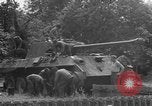 Standbild Deutsche Mark V Tank von den Amerikanern gefangengenommen Saint Lo Frankreich, 1944, aus Sekunde 62 historischem Filmmaterial Videoclip 65675041541
