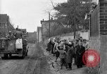 Standbild deutsche Kapitulation zum sechsten Armored Division Altenburg Deutschland, 1945, aus Sekunde 12 historischem Filmmaterial Videoclip 65675041547