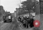 Standbild deutsche Kapitulation zum sechsten Armored Division Altenburg Deutschland, 1945, aus Sekunde 13 historischem Filmmaterial Videoclip 65675041547