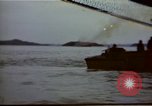 Standbild Rocket Barrage in der koreanischen Krieg Wolmi-Do Insel Korea, 1950, aus Sekunde 1 historischem Filmmaterial Videoclip 65675041600