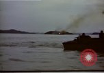 Standbild Rocket Barrage in der koreanischen Krieg Wolmi-Do Insel Korea, 1950, aus Sekunde 3 historischem Filmmaterial Videoclip 65675041600