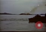 Standbild Rocket Barrage in der koreanischen Krieg Wolmi-Do Insel Korea, 1950, aus Sekunde 4 historischem Filmmaterial Videoclip 65675041600