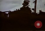 Standbild Rocket Barrage in der koreanischen Krieg Wolmi-Do Insel Korea, 1950, aus Sekunde 6 historischem Filmmaterial Videoclip 65675041600