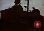 Standbild Rocket Barrage in der koreanischen Krieg Wolmi-Do Insel Korea, 1950, aus Sekunde 7 historischem Filmmaterial Videoclip 65675041600