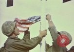 Standbild Rocket Barrage in der koreanischen Krieg Wolmi-Do Insel Korea, 1950, aus Sekunde 14 historischem Filmmaterial Videoclip 65675041600