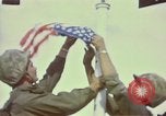 Standbild Rocket Barrage in der koreanischen Krieg Wolmi-Do Insel Korea, 1950, aus Sekunde 16 historischem Filmmaterial Videoclip 65675041600