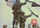 Standbild Rocket Barrage in der koreanischen Krieg Wolmi-Do Insel Korea, 1950, aus Sekunde 33 historischem Filmmaterial Videoclip 65675041600
