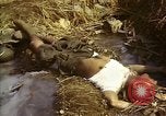 Standbild Atrocity Opfer von Hoengsong Hinterhalt in Korea Krieg Hoengsong Korea, 1951, aus Sekunde 60 historischem Filmmaterial Videoclip 65675041617