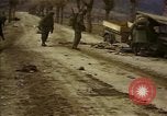 Standbild zerstörten US-Militär Lkw nach Hoengsong Massaker Hoengsong Korea, 1951, aus Sekunde 26 historischem Filmmaterial Videoclip 65675041618