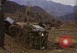 Standbild zerstörten US-Militär Lkw nach Hoengsong Massaker Hoengsong Korea, 1951, aus Sekunde 60 historischem Filmmaterial Videoclip 65675041618