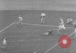 Standbild Fußballspiel Los Angeles California USA, 1951, aus Sekunde 52 historischem Filmmaterial Videoclip 65675041643