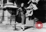 Standbild Französisch für Mode von 1953 Paris Frankreich, 1953, aus Sekunde 11 historischem Filmmaterial Videoclip 65675041651