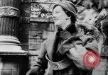 Standbild Französisch für Mode von 1953 Paris Frankreich, 1953, aus Sekunde 15 historischem Filmmaterial Videoclip 65675041651