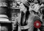 Standbild Französisch für Mode von 1953 Paris Frankreich, 1953, aus Sekunde 16 historischem Filmmaterial Videoclip 65675041651