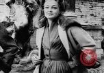 Standbild Französisch für Mode von 1953 Paris Frankreich, 1953, aus Sekunde 21 historischem Filmmaterial Videoclip 65675041651