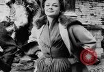 Standbild Französisch für Mode von 1953 Paris Frankreich, 1953, aus Sekunde 22 historischem Filmmaterial Videoclip 65675041651