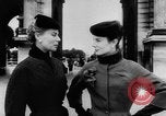 Standbild Französisch für Mode von 1953 Paris Frankreich, 1953, aus Sekunde 23 historischem Filmmaterial Videoclip 65675041651