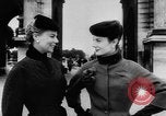 Standbild Französisch für Mode von 1953 Paris Frankreich, 1953, aus Sekunde 24 historischem Filmmaterial Videoclip 65675041651