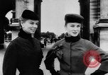Standbild Französisch für Mode von 1953 Paris Frankreich, 1953, aus Sekunde 25 historischem Filmmaterial Videoclip 65675041651