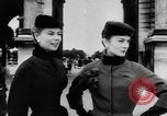 Standbild Französisch für Mode von 1953 Paris Frankreich, 1953, aus Sekunde 26 historischem Filmmaterial Videoclip 65675041651