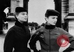 Standbild Französisch für Mode von 1953 Paris Frankreich, 1953, aus Sekunde 27 historischem Filmmaterial Videoclip 65675041651