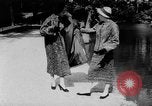 Standbild Französisch für Mode von 1953 Paris Frankreich, 1953, aus Sekunde 32 historischem Filmmaterial Videoclip 65675041651