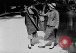 Standbild Französisch für Mode von 1953 Paris Frankreich, 1953, aus Sekunde 33 historischem Filmmaterial Videoclip 65675041651