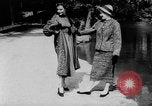 Standbild Französisch für Mode von 1953 Paris Frankreich, 1953, aus Sekunde 34 historischem Filmmaterial Videoclip 65675041651