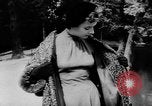 Standbild Französisch für Mode von 1953 Paris Frankreich, 1953, aus Sekunde 35 historischem Filmmaterial Videoclip 65675041651
