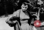 Standbild Französisch für Mode von 1953 Paris Frankreich, 1953, aus Sekunde 36 historischem Filmmaterial Videoclip 65675041651