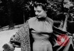 Standbild Französisch für Mode von 1953 Paris Frankreich, 1953, aus Sekunde 37 historischem Filmmaterial Videoclip 65675041651