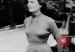 Standbild Französisch für Mode von 1953 Paris Frankreich, 1953, aus Sekunde 38 historischem Filmmaterial Videoclip 65675041651