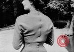 Standbild Französisch für Mode von 1953 Paris Frankreich, 1953, aus Sekunde 39 historischem Filmmaterial Videoclip 65675041651