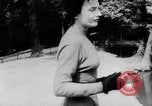 Standbild Französisch für Mode von 1953 Paris Frankreich, 1953, aus Sekunde 40 historischem Filmmaterial Videoclip 65675041651