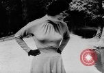 Standbild Französisch für Mode von 1953 Paris Frankreich, 1953, aus Sekunde 41 historischem Filmmaterial Videoclip 65675041651