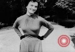 Standbild Französisch für Mode von 1953 Paris Frankreich, 1953, aus Sekunde 42 historischem Filmmaterial Videoclip 65675041651