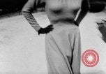 Standbild Französisch für Mode von 1953 Paris Frankreich, 1953, aus Sekunde 43 historischem Filmmaterial Videoclip 65675041651