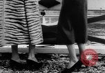 Standbild Französisch für Mode von 1953 Paris Frankreich, 1953, aus Sekunde 46 historischem Filmmaterial Videoclip 65675041651