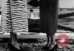 Standbild Französisch für Mode von 1953 Paris Frankreich, 1953, aus Sekunde 47 historischem Filmmaterial Videoclip 65675041651
