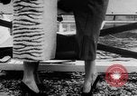 Standbild Französisch für Mode von 1953 Paris Frankreich, 1953, aus Sekunde 48 historischem Filmmaterial Videoclip 65675041651