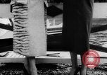 Standbild Französisch für Mode von 1953 Paris Frankreich, 1953, aus Sekunde 49 historischem Filmmaterial Videoclip 65675041651