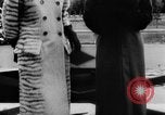 Standbild Französisch für Mode von 1953 Paris Frankreich, 1953, aus Sekunde 50 historischem Filmmaterial Videoclip 65675041651