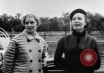 Standbild Französisch für Mode von 1953 Paris Frankreich, 1953, aus Sekunde 52 historischem Filmmaterial Videoclip 65675041651