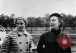 Standbild Französisch für Mode von 1953 Paris Frankreich, 1953, aus Sekunde 53 historischem Filmmaterial Videoclip 65675041651