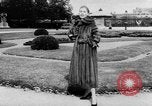 Standbild Französisch für Mode von 1953 Paris Frankreich, 1953, aus Sekunde 54 historischem Filmmaterial Videoclip 65675041651